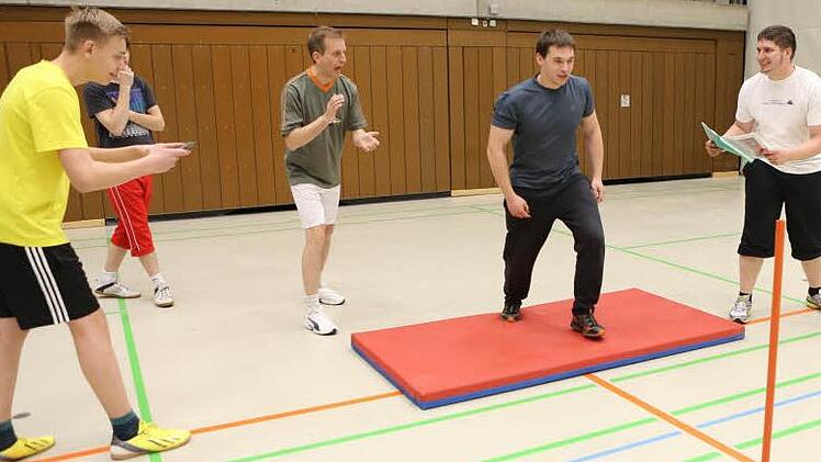 Markus Rupprecht (Zweiter von rechts) macht die Übungen vor; von links: Jakob Theuer, Sebastian Geymeier (verdeckt), Oliver Höhn und André Leckelt. Foto: Barbara Herbst