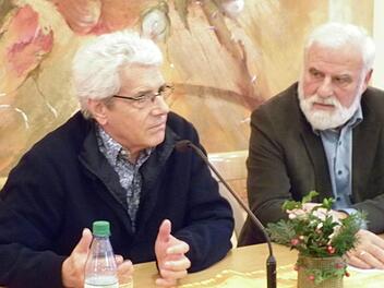 Altbürgermeister Eugen Albert (rechts) begrüßte in Münnerstadt als Zeitzeugen Karl-Friedrich Liebau (links, Burglauer). Der Heilpraktiker und früher Schauspieler erzählte aus seinem Leben. Foto: Anneliese Albert