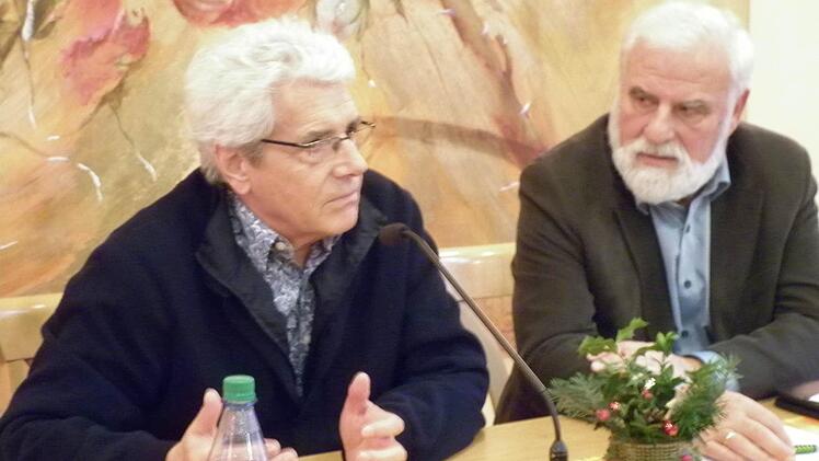 Altbürgermeister Eugen Albert (rechts) begrüßte in Münnerstadt als Zeitzeugen Karl-Friedrich Liebau (links, Burglauer). Der Heilpraktiker und früher Schauspieler erzählte aus seinem Leben. Foto: Anneliese Albert