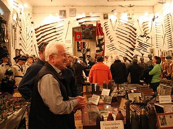 Horst Schütz , der Bruder des Museumsgründers Werner Schütz, führt hier die Mitglieder des Heimatvereins durch die Sammlung. Foto: Andreas Oswald