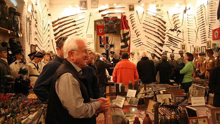 Horst Schütz , der Bruder des Museumsgründers Werner Schütz, führt hier die Mitglieder des Heimatvereins durch die Sammlung. Foto: Andreas Oswald