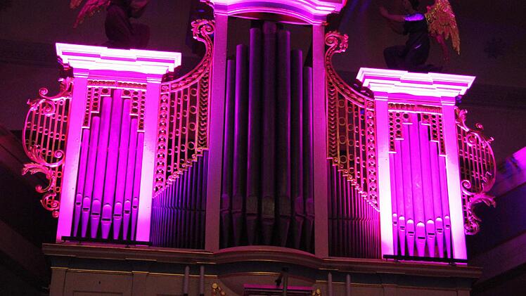 Die Orgel war in Pink illuminiert, ebenso die Fenster der Stammbacher Kirche.