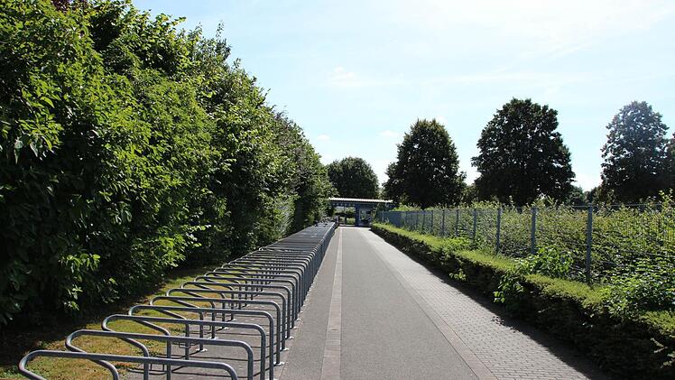 die Fahrradständer waren in diesem Jahr im Märchenbad in Neustadt oft verwaist.Foto: Christian Dreßel