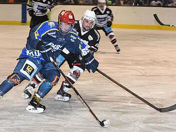 Bad Kissingens Simon Eirenschmalz (hinten), hier im Duell mit dem Schweinfurter Michael Stach, kennt einige Spieler des nächsten Gegners TSV Farchant und warnt davor, das Tabellenschlusslicht zu unterschätzen.  Foto: Hopf