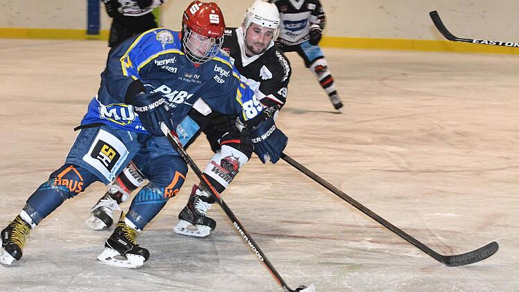 Bad Kissingens Simon Eirenschmalz (hinten), hier im Duell mit dem Schweinfurter Michael Stach, kennt einige Spieler des nächsten Gegners TSV Farchant und warnt davor, das Tabellenschlusslicht zu unterschätzen.  Foto: Hopf