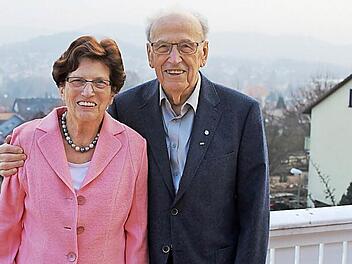 Blick über die Stadt hinauf zu Burg Botenlauben: Elfi und Kurt Hiebel sind 60 Jahre verheiratet.  Foto: Werner Vogel