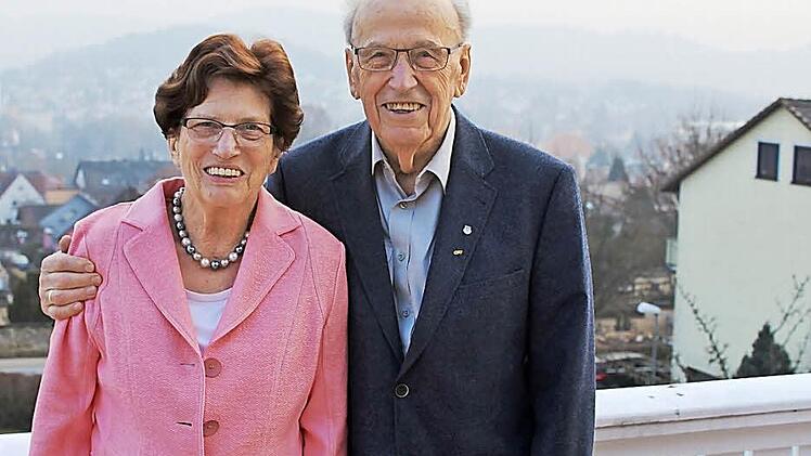 Blick über die Stadt hinauf zu Burg Botenlauben: Elfi und Kurt Hiebel sind 60 Jahre verheiratet.  Foto: Werner Vogel