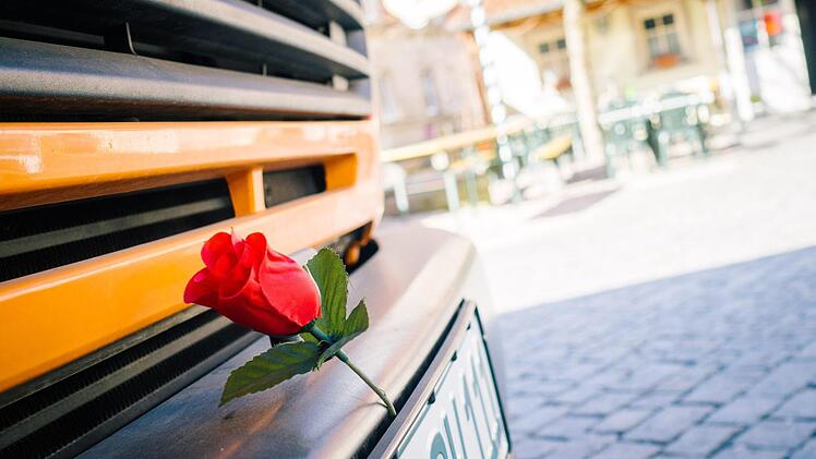 Am Wagen des Bauhofs "blüht" eine Plastikblume. Foto: Marian Hamacher