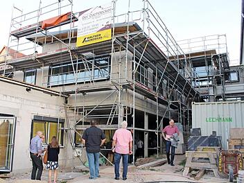 Der neue Anbau: Das Erdgeschoss soll zunächst als Klassenraum genutzt werden. Wenn das Klassenzimmer auf dem Querbau fertig ist, soll im Erdgeschoss des Anbaus die Mittagsbetreuung einziehen. Foto: Evi Seeger