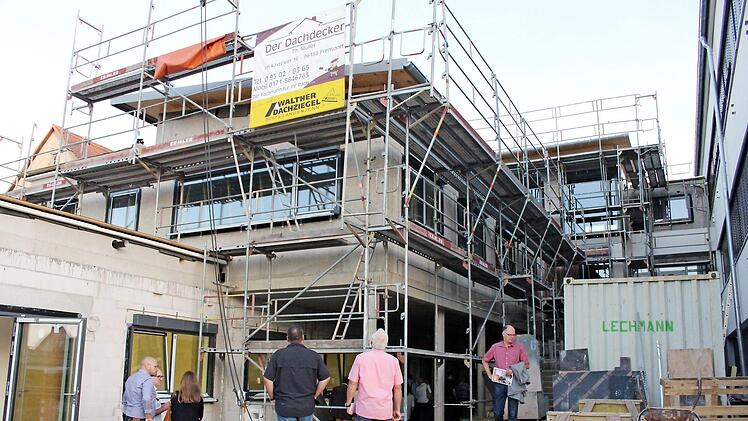 Der neue Anbau: Das Erdgeschoss soll zunächst als Klassenraum genutzt werden. Wenn das Klassenzimmer auf dem Querbau fertig ist, soll im Erdgeschoss des Anbaus die Mittagsbetreuung einziehen. Foto: Evi Seeger