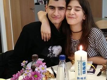 Hossein mit seiner Schwester Parnian bei deren Taufe im Oktober Foto: privat