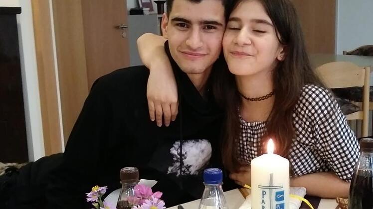Hossein mit seiner Schwester Parnian bei deren Taufe im Oktober Foto: privat