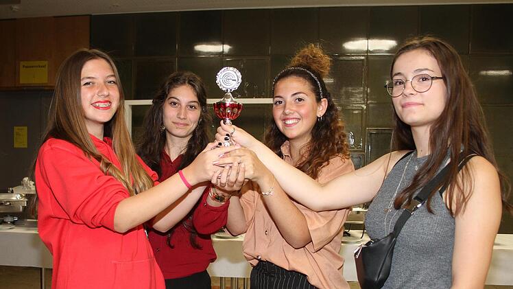 Beyzo Saru (17), Semra Fischer (20), Zeynaep Seng&ouml;ren (18) und Hatice Kumonova (16) werden den Aufenthalt in Deutschland nicht vergessen: Sie probierten bei den Thurnauer Sch&uuml;tzen Bogenschie&szlig;en und den Umgang mit dem Luftgewehr - und landeten auf dem zweiten Platz beim B&uuml;rgerschie&szlig;en.Sonny Adam