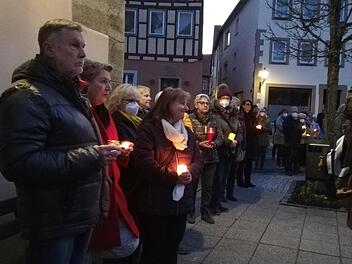 Viele Menschen hatten für die Mahnwache Lichter mitgebracht.  Foto: Heike Beudert