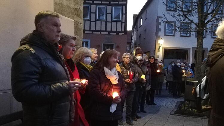 Viele Menschen hatten für die Mahnwache Lichter mitgebracht.  Foto: Heike Beudert