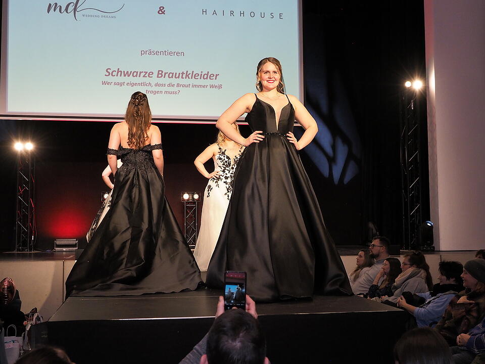 Inkl. Braut- und Festmodenschauen.