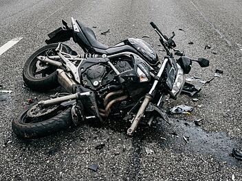 Unbekannter Autofahrer nach Motorradunfall auf A72 im Kreis Hof gesucht