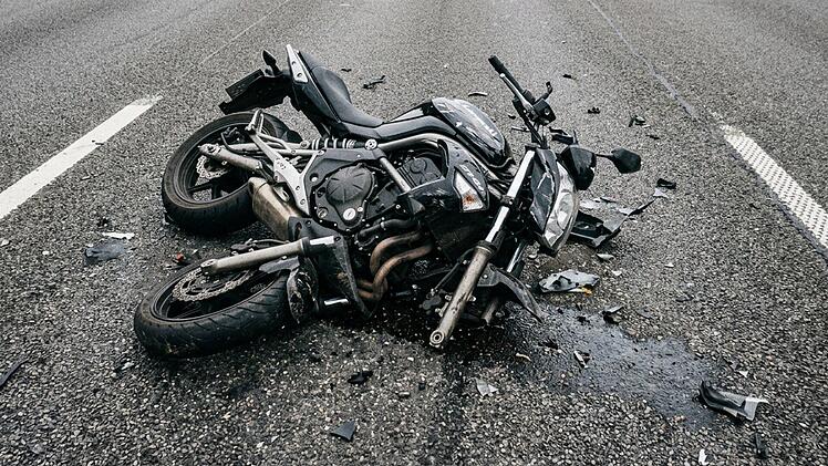 Unbekannter Autofahrer nach Motorradunfall auf A72 im Kreis Hof gesucht