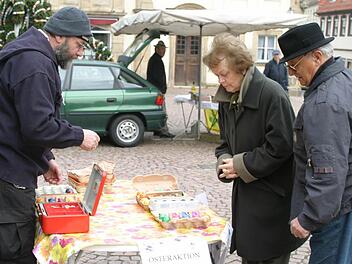 In gut drei Stunden hatten die Pfadfinder (links im Bild Dietmar Hofmann) auf dem Eberner Marktplatz 700 Eier an die Frau bzw Mann gebracht, die sich damit das Kochen und Färben erspart haben. Zusammen mit den Spenden aus der Ratschaktion wurde ein stattlicher Betrag von 2685 Euro erzielt