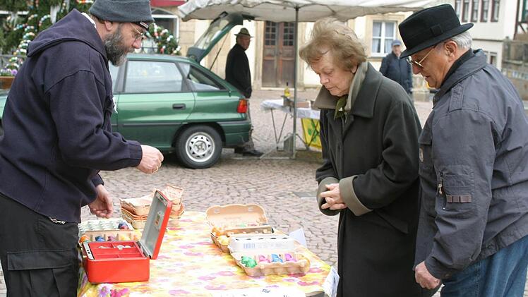 In gut drei Stunden hatten die Pfadfinder (links im Bild Dietmar Hofmann) auf dem Eberner Marktplatz 700 Eier an die Frau bzw Mann gebracht, die sich damit das Kochen und Färben erspart haben. Zusammen mit den Spenden aus der Ratschaktion wurde ein stattlicher Betrag von 2685 Euro erzielt