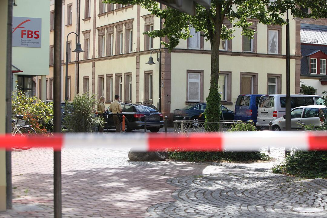 SEK Einsatz - Mann droht mit angeblicher Waffe