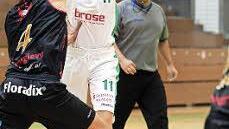 Laura Nadolski sucht eine frei stehende Mitspielerin. Foto: sportpress