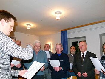 Erwin Nunner (Zweiter von rechts) bleibt dem Männerchor Gaustadt als Sänger erhalten. Sein Nachfolger als Chorleiter, Alexander Kosch (links), freut sich darüber. Foto: Marion Krüger-Hundrup