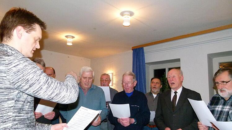 Erwin Nunner (Zweiter von rechts) bleibt dem Männerchor Gaustadt als Sänger erhalten. Sein Nachfolger als Chorleiter, Alexander Kosch (links), freut sich darüber. Foto: Marion Krüger-Hundrup