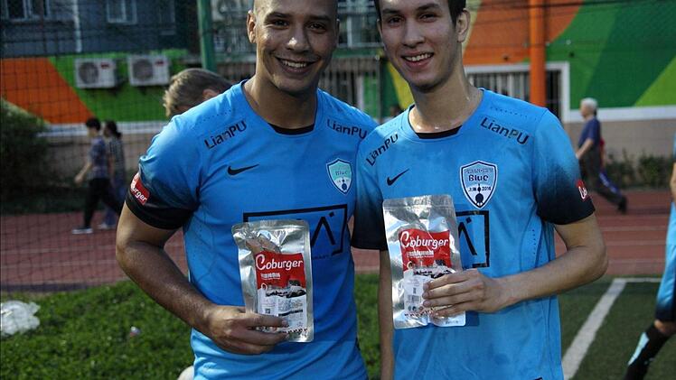 Ein Fußballclub in Shanghai wird von "Coburger" gesponsert. Fotos: Coburger Food