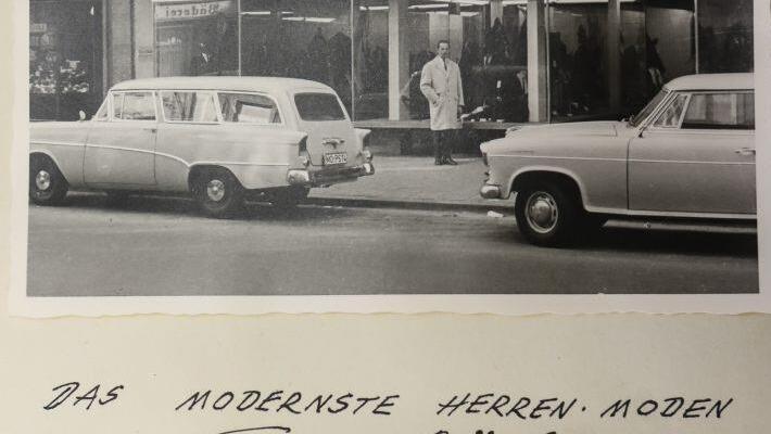 Das Foto aus Privatbesitz wurde 1959 bei der Eröffnung des damaligen Herrenladens in der Langen Straße 10 gemacht.