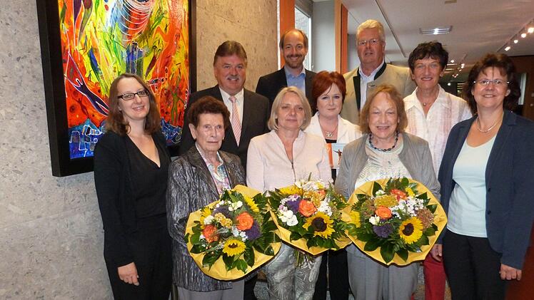 Dank für die Arbeit in 25 Jahren: Vorne von links stellvertretende Gleichstellungsbeauftragte Melanie Dippold, Karin Schiller-Förtsch, Gerda Drechsler und Heike Söllner. Dahinter von links Landrat Klaus Peter Söllner, stellvertretender Landrat Jörg Kunstmann, stellvertretende Landrätin Christina Flauder, MdL Ludwig von Lerchenfeld und Landtagsvizepräsidentin Inge Aures  Foto: Werner Reißaus