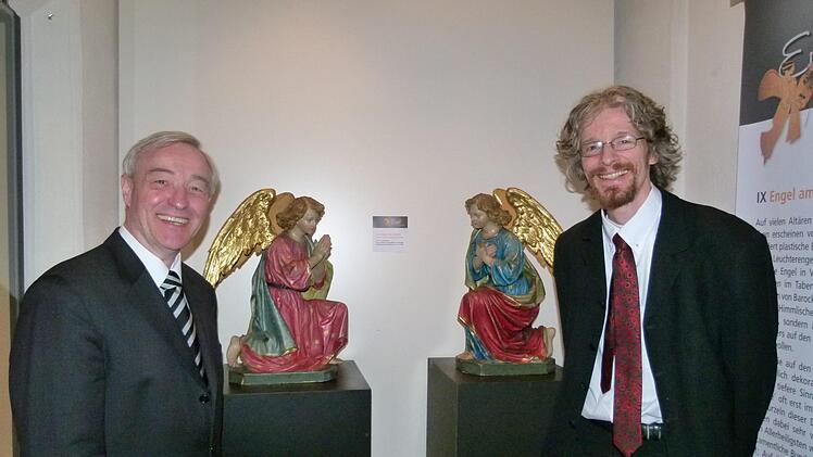 Hans Ulrich Steymans (links) und Museumschef Holger Kempkens flankieren Engel, die Ende des 19. Jahrhunderts an einem Tabernakel knieten.