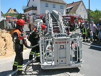 Bei der Übung in Oberlauter kam auch das Drehleiterfahrzeug der Feuerwehr Coburg zum Einsatz. Fotos: Martin Rebhan