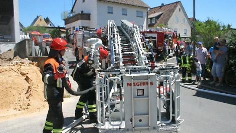 Bei der Übung in Oberlauter kam auch das Drehleiterfahrzeug der Feuerwehr Coburg zum Einsatz. Fotos: Martin Rebhan