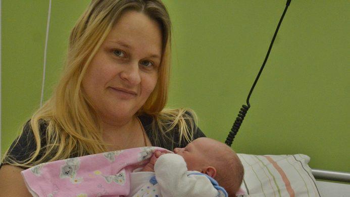 Wie schön es sein kann, Dienst an Heiligabend im Krankenhaus zu schieben zeigt sich, wenn man einem "Christkindchen" auf die Welt helfen kann. In diesem Jahr war es die kleine Elisaweta, die Tochter von Olga Panfilow, die mit ihrer Familie seit einem halben Jahr in Mellrichstadt zu Hause ist und aus Rußland stammt. Elisaweta wog 3.320 Gramm und war 53 Zentimeter groß.   Foto: Hanns Friedrich