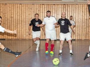 Mit einem strammen Schuss legte Daniel Schardt (links) den Grundstock für den Turniersieg der "Family-Kickers". Foto: Klaus Gagel