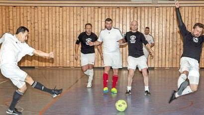 Mit einem strammen Schuss legte Daniel Schardt (links) den Grundstock für den Turniersieg der "Family-Kickers". Foto: Klaus Gagel