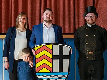 Thomas Henfling (Bildmitte) mit Ehefrau Anna-Maria und Sohn Bastian. Schornsteinfeger Kevin Müller, ein Cousin von Anna-Maria Henfling, soll im Wahlkampf Glück bringen. Foto: Nico Bensing, Bensing  & Reith Kommunikationsagentur