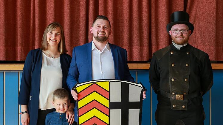 Thomas Henfling (Bildmitte) mit Ehefrau Anna-Maria und Sohn Bastian. Schornsteinfeger Kevin Müller, ein Cousin von Anna-Maria Henfling, soll im Wahlkampf Glück bringen. Foto: Nico Bensing, Bensing  & Reith Kommunikationsagentur