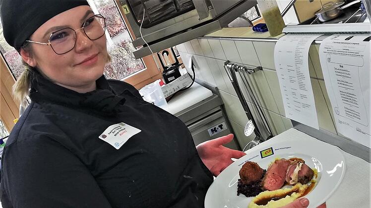 Koch-Azubi Nina Kirchner vom Hotel Sonnentau in Fladungen mit ihrem Teller für die Jury, die ihr den 3. Preis gab. Außerdem gewann die junge Köchin mit ihrem Menü den Publikumspreis. Foto: Sigismund von Dobschütz