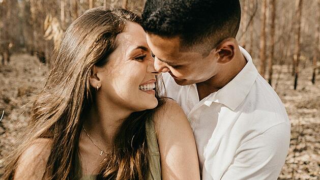 Liebe hoch zwei oder mehr: Ist Monogamie oder Polygamie der Schlüssel zu deinem Beziehungsglück?