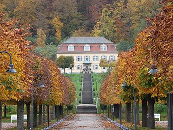 Der Fürstenhof liegt an prominenter Stelle im Kurpark. Foto: Ulrike Müller