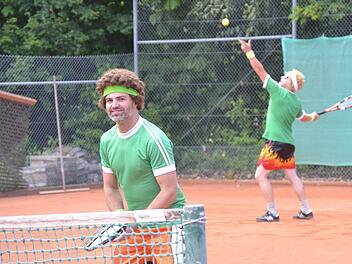 Die Siegermannschaft "Herrengedeck" mit Steven Späth beim Aufschlag und Thorsten Büttner am Netz. Foto: Benny Schönebeck