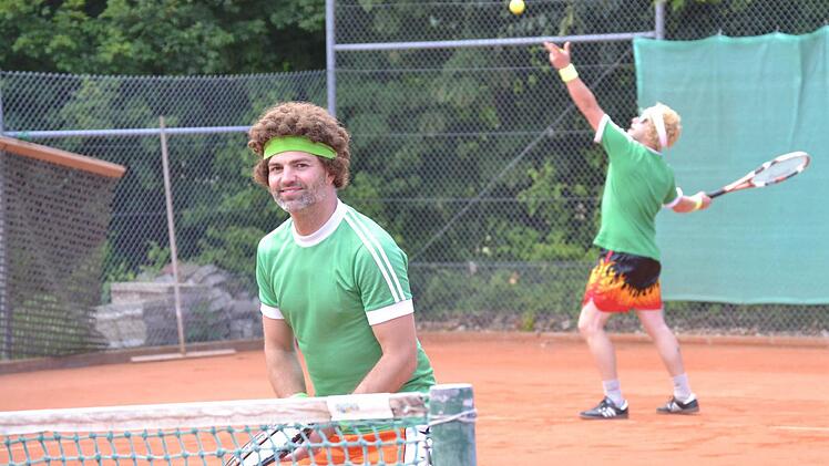Die Siegermannschaft "Herrengedeck" mit Steven Späth beim Aufschlag und Thorsten Büttner am Netz. Foto: Benny Schönebeck