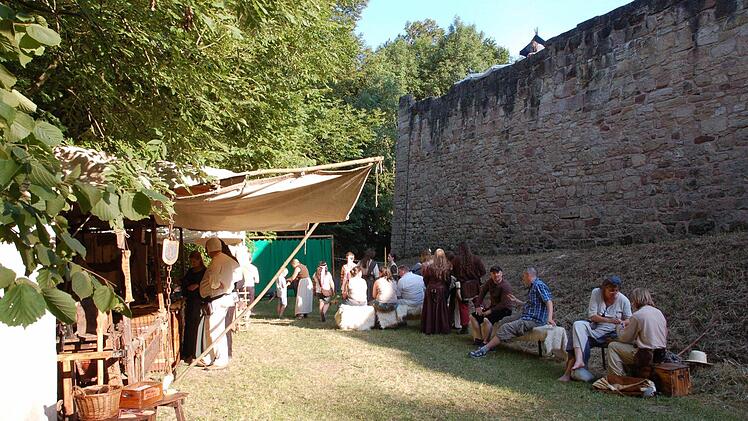 Tolle Kostüme, zünftige Klänge, alte Handwerkskunst und wirbelnde Tänze erlebte die sonst so beschaulich daliegende Ruine der Lauterburg am Wochenende beim Mittelalter-Spektakel. Foto: Rainer Lutz