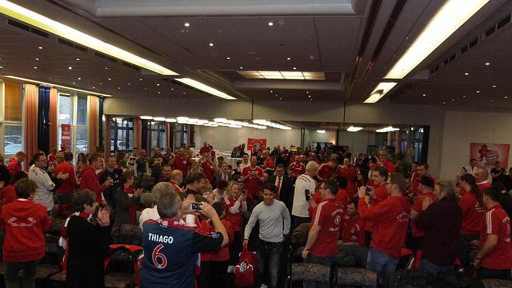 Bei seiner Ankunft im Best Western Transmar Hotel hatte der spanische Nationalspieler knapp eine Stunde Verspätung, doch die Bayern-Fans warteten geduldig auf Juan Bernat.