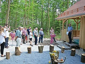 Zahlreiche Besucher informierten sich am künftigen Waldkindergarten. Foto: Andrea Spörlein