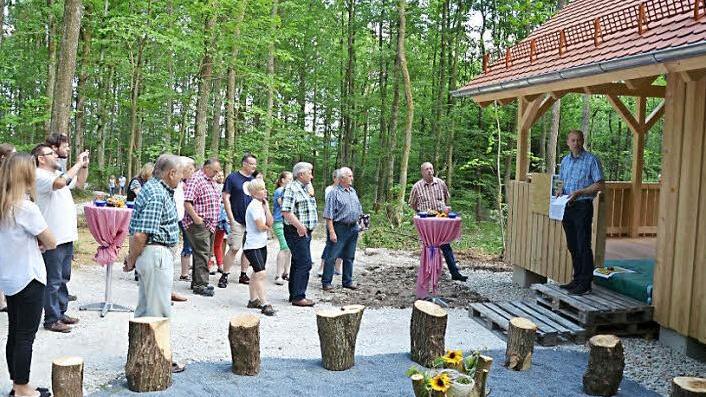 Zahlreiche Besucher informierten sich am künftigen Waldkindergarten. Foto: Andrea Spörlein