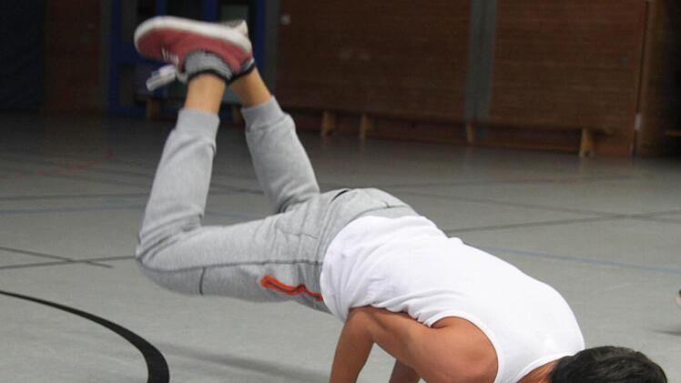 Malik Tepsurkaev (14) hat den Bogen raus - und auch genug Kraft, um sich hochzudrücken. Foto: Sonja Adam
