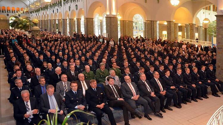 224 Polizeimeisteranwärter des neuen Ausbildungslehrgangs in Oerlenbach wurden in der Bad Kissinger Wandelhalle vereidigt.  Foto: Peter Rauch